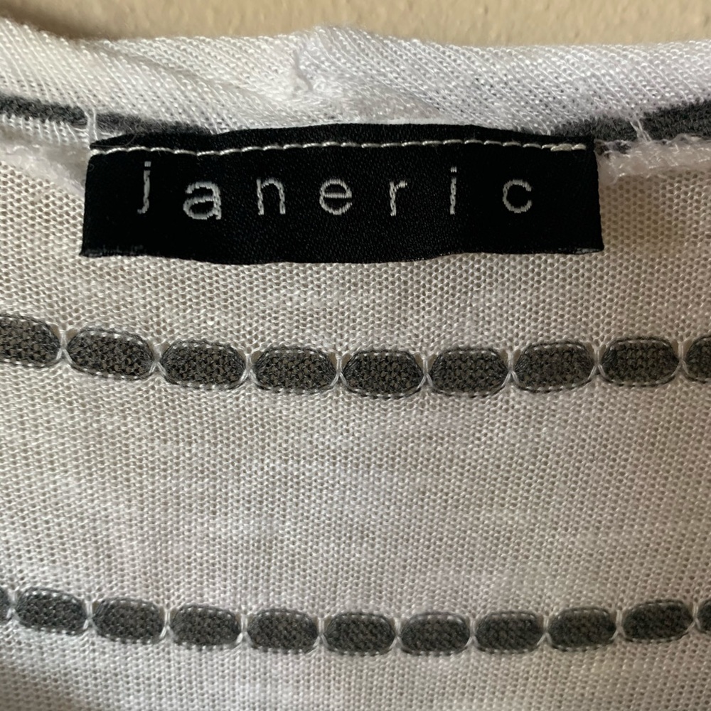Janeric Simple Tee - Picture 3 of 3